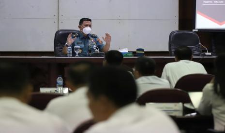 Rektor Universitas Pertahanan Republik Indonesia (Unhan RI), Laksamana Madya TNI Prof Dr Ir Amarulla Octavian MSc DESD ASEAN Eng, memberikan ceramah  kepada Peserta Program Pendidikan Singkat Angkatan (PPSA) XXIV Tahun 2023 Lemhanas RI