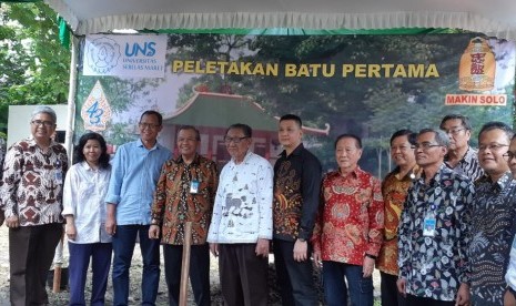 Rektor Universitas Sebelas Maret (UNS), Ravik Karsidi, melakukan peletakan batu pertama pembangunan Klenteng Sinar Kebajikan di kompleks peribadatan kampus UNS, Solo, Kamis (24/1).