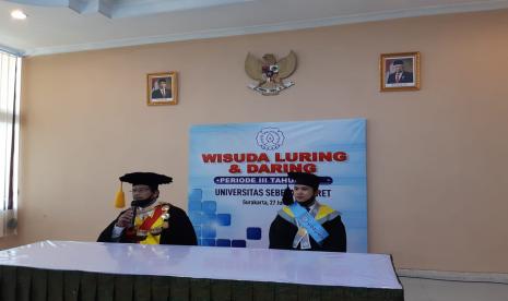 Rektor Universitas Sebelas Maret (UNS) Solo, Jamal Wiwoho, beserta salah satu wisudawan terbaik, Suwarno, saat jumpa pers terkait wisuda daring dan luring di Gedung Rektorat UNS, Solo, Sabtu (27/6). 