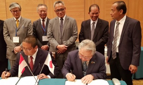 Rektor Universitas Sebelas Maret (UNS) Solo Jamal Wiwoho dan President Yamaguchi University Masaaki Oka menandatangani nota kesepahaman (MoU). Penandatanganan kerja sama tersebut dilakukan di sela-sela 