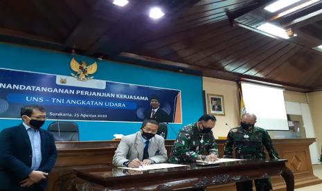 Rektor Universitas Sebelas Maret (UNS) Solo, Jamal Wiwoho, dan Kepala Staf Angkatan Udara, Marsekal TNI Fadjar Prasetyo, menandatangani perjanjian kerja sama tentang Pelaksanaan Tri Dharma Perguruan Tinggi (PT), di Gedung dr Prakosa Kantor Pusat UNS, Solo, Selasa (25/8).