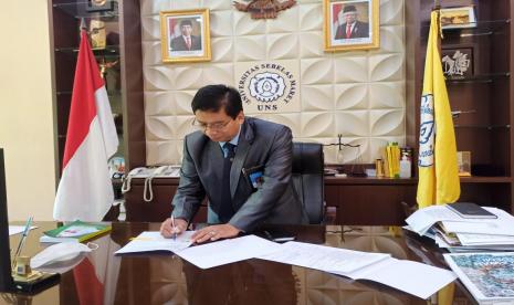 Rektor UNS Terima Penghargaan Jasa Bakti Koperasi Tahun 2021. Rektor Universitas Sebelas Maret (UNS) Solo, Jamal Wiwoho.