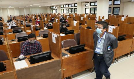 Rektor Universitas Sebelas Maret (UNS) Solo, Jamal Wiwoho, meninjau pelaksanaan Ujian Tulis Berbasis Komputer (UTBK) hari pertama di kampus UNS, Ahad (5/7).