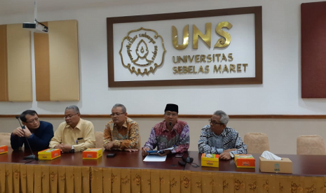 Rektor Universitas Sebelas Maret (UNS) Solo, Jamal Wiwoho (nomor dua dari kiri, berpeci), menjelaskan mengenai penganugerahan Gelar Doktor Kehormatan atau Honoris Causa kepada Panglima TNI Marsekal TNI Hadi Tjahjanto, di Gedung Kantor Pusat UNS, Solo, Kamis (19/9). 