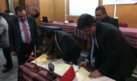 Rektor Universitas Syiah Kuala Prof Dr Ir Samsul Rizal MEng dan Rektor Universidade Nacional Timor Lorosa’ Timor Leste Prof Doutor Francisco Miguel Martins MMum menandatangani nota kesepahaman kerja sama di bidang mitigasi bencana dan pendidikan di Dili, Timor Leste, Senin (28/8).