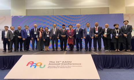 Rektor Universitas Terbuka (UT), Prof. Ojat Darojat, M.Bus., Ph.D., yang menjabat sebagai Presiden Asian Association of Open Universities (AAOU) membuka konferensi tahunan ke-35 AAOU Conference di Jeju, Korea Selatan.