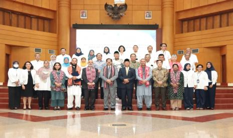 Rektor Universitas Terbuka (UT), Profesor Ojat Darojat, mendapat kepercayaan menjadi Presiden Asian Association of Open Universities (AAOU) periode 2020 – 2022. 