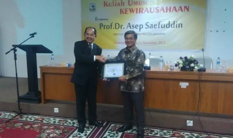 Rektor Universitas Trilogi Asep Saefuddin berbagi konsep teknopreneur di Universitas Andalas