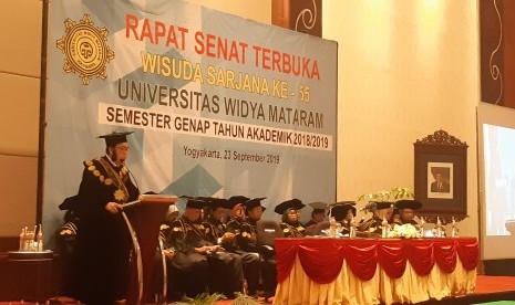 Rektor Universitas Widya Mataram, Edy Suandi Hamid (kiri) memberikan pidato saat pelaksanaan kegiatan 'Wisuda Sarjana ke-55 Universitas Widya Mataram Semester Genap Tahun Akademik 2018/2019 bertempat di Sahid Jaya Hotel, Yogyakarta, Senin (23/9).