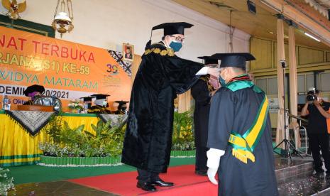 Rektor Universitas Widya Mataram (UWM), Edy Suandi Hamid, dalam wisuda ke-59 yang digelar belum lama ini.