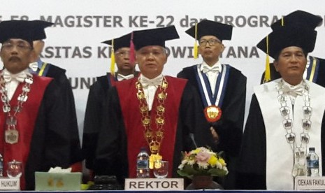 Rektor Unkris Abdullah Rivai saat Wisuda Sarjana ke 58 Unkris, Rabu (24/4).