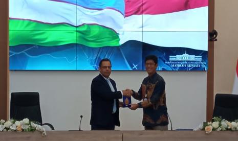  Rektor Unkris Dr Ayub Muktiono (kanan) menandatangani kerja sama dengan Rektor TSUE Uzbekstan K.A. Sharipov, Kamis (4/5/2023).