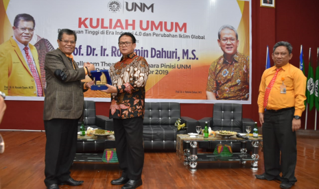 Rektor UNM, Prof Dr H Husain DSyam MTP (kiri) menyerahkan kenang-kenangan kepada Prof Rokhmin Dahuri.