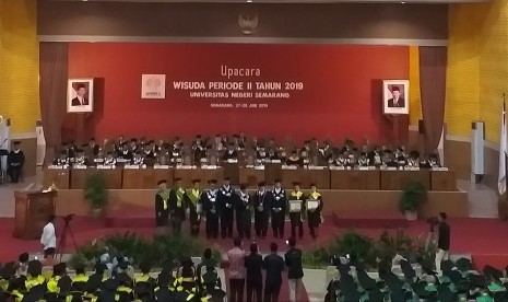 Rektor Unnes, Prof Fathur Rokhman MHum memberikan ijazah dan penghargaan kepada para wisudawan terbaik Unnes dari jenjang S3, S2, S1 dan D3.