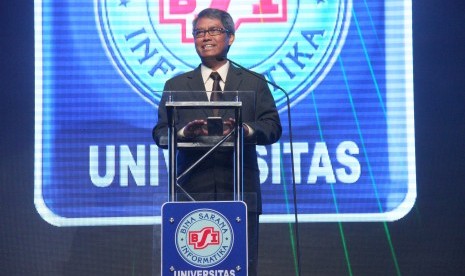 Rektor Unpad, Prof  Dr dr Med Tri Hanggono Ahmad, memberikan orasi di acara wisuda UBSI yang  ke-50.