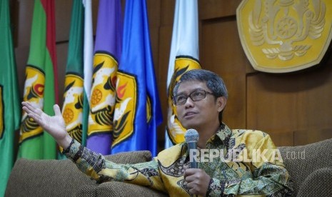 Rektor Unpad Prof. Dr. med. Tri Hanggono Achmad