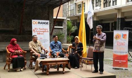 Rektor Unpad Prof Dr med Tri Hanggono Achmad (berdiri) tampil sebagai moderator dalam diskusi Riset Unggulan Unpad dan Kerjasama untuk Masyarakat Sejahtera (Riung Karsa) di Halaman Bale Rumawat, Kampus Unpad, Jalan Dipatiukur, Kota Bandung, belum lama ini. 