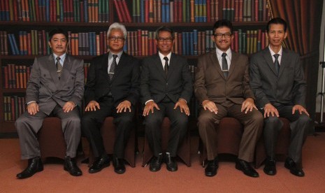 Rektor Unpad (tengah) bersama jajaran kepengurusan Yayasan UBSI, Surahman, Efriadi Salim, Herman P Harsoyo, dan Naba Aji (dari kiri ke kanan).