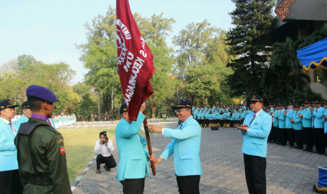 Rektor UNS menyerahkan bendera Fakultas Keolahragaan dalam peresmian pembukaan fakultas tersebut pada Senin 13/8