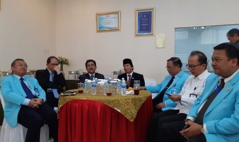 Rektor UNS Solo Ravik Karsidi (paling kiri) dan Rektor Terpilih UNS Periode 2019-2023 Jamal Wiwoho (tengah berpeci) memberikan keterangan kepada wartawan mengenai hasil Sidang Senat Tertutup Pemilihan Rektor UNS Periode 2019-2023, di Gedung Rektorat UNS, Solo, Selasa (26/3).