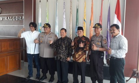 Rektor Unwir Indramayu, Ujang Suratno (tengah) bersama Kapolres Indramayu, AKBP M Yoris MY Marzuki di Unwir Indramayu, Selasa (22/10).  