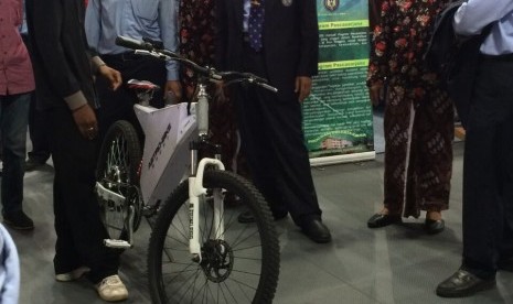 Sepeda listrik Astrobike ditampilkan dalam ajang Pameran Hardiknas. 