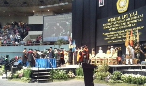 Rektor UPI YAI Prof Yudi Julius mewisuda ribuan mahasiswa.