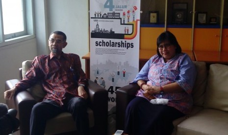 Rektor USB Dr Asep Effendi dan Direktur Kerja Sama Ekonomi Asean Kementerian Luar Negeri RI Ina Hagniningtyas Krisnamurthi berbincang sebelum menjadi sumber dalam Seminar Nasional tentang Ancaman MEA di Bandung, belum lama ini.