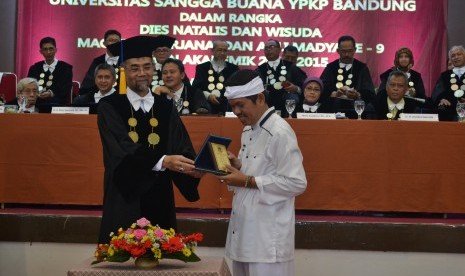 Rektor USB YPKP Dr H Asep Effendi menyerahkan cinderamata kepada Bupati Purwakarta H Dedi Mulyadi, belum lama ini.