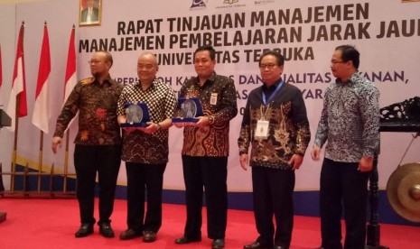 Rektor Universitas Terbuka (UT), Prof Ojat Darojat (kiri) dan Wakil Gubernur DIY, KGPAA Paku Alam X (kedua kiri) dalam acara Rapat Tinjauan Manajemen (RTM) dalam bidang Manajemen Pembelajaran Jarak Jauh (MPJJ) dengan tema 'Memperkokoh Kapasitas dan Kualitas Layanan, Meningkatkan Kepuasan Masyarakat' di Yogyakarta, Selasa (22/10).