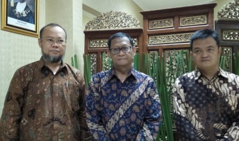 Rektor UT Prof Ojat Darojat (kiri) dan Deputi Bidang Pengembangan dan Pembinaan SDM LKPP Robin Asad Suryo (tengah), di sela workshop 'Tata Kelola Pengembangan UKPBJ Menjadi Pusat Keunggulan Pengadaan', di Universitas Terbuka Convention Center, Tangerang Selatan, Kamis (8/8).