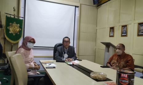 Rektor UWM, Edy Suandi Hamid dalam acara buka bersama wartawan di Kampus UWM, Yogyakarta, Selasa (26/4/2022). 