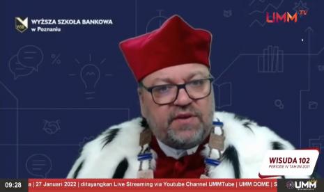 Rektor Wysze Szkoly Bankowe (WSP) Poznan Polandia, Profesor Ryszard Sowinski memberikan motivasi kepada wisudawan Universitas Muhammadiyah Malang (UMM), Kamis (27/1).