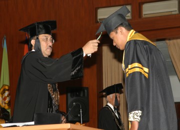 Rektor melantik sarjana dalam sebuah wisuda, ilustrasi