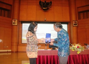 Rektor UT, Prof. Ir. Tian Belawati, MEd, PhD (kiri), saat memberikan Cinderamata kepada Menteri Lingkungan Hidup, Gusti Muhammad Hatta, usai membuka Seminar Nasional FMIPA UT 2010, di UTCC, Pondok Cabe, Rabu, (3/11) malam.