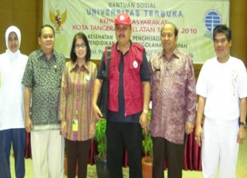 Rektor UT Tian Belawati (ketiga dari kiri) dan Walikota Tangsel HM Sholeh (dua dari kanan) usai MoU penyediaan dana bansos UT untuk warga Tangsel.