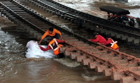 Rel Kereta Api di samping tanggul Latuharhary, Jakarta Pusat amblas, Kamis (18/1).