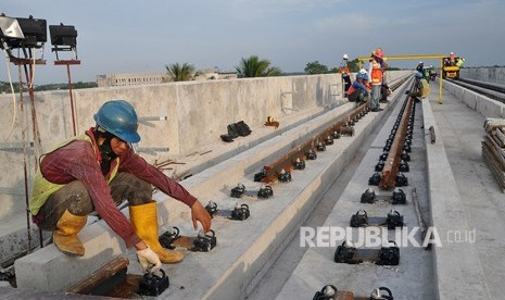 Rel kereta LRT di Palembang yang pembangunannya terus dipacu untuk bisa selesai pada Pebruari 2018 dan dilanjutkan dengan uji coba. 