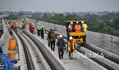 Rel kereta LRT di Palembang yang pembangunannya terus dipacu untuk bisa selesai pada Pebruari 2018 dan dilanjutkan dengan uji coba. 