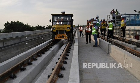 Rel kereta LRT di Palembang yang pembangunannya terus dipacu untuk bisa selesai pada Pebruari 2018 dan dilanjutkan dengan uji coba. 