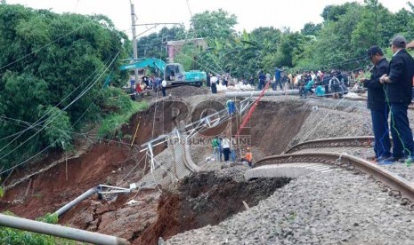 Rel KRL jalur Jakarta-Bogor yang anjlok akibat longsor di Desa Babakan Sirna, Cilebut, Bogor, Jabar, Kamis (22/11). (Republika/Musiron)