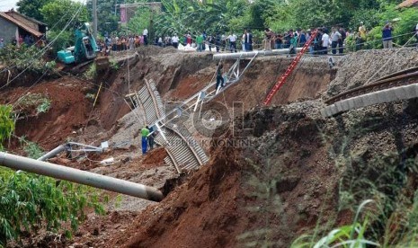 Rel KRL jalur Jakarta-Bogor yang anjlok akibat longsor di Desa Babakan Sirna, Cilebut, Bogor, Jabar, Kamis (22/11). (Republika/Musiron)