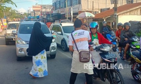 Relawan ACT bagikan masker di Riau menyusul meluasnya asap akibat kebakaran hutan.