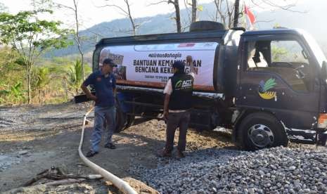  Relawan ACT DIY melakukan dropping air bersih di Desa Hargomulyo, Kecamatan Gedangsari, Kabupaten Gunungkidul.