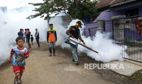 Relawan ACT gencar fogging gratis atasi penyebaran DBD.