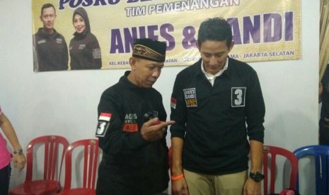 Relawan Agus-Sylvi mendeklarasikan dukungan untuk pasangan Anies-Sandi di Jalan Bungur, Kebayoran Lama, Jakarta Selatan, Selasa (28/2). Sebagai simbol, relawan memakaikan kaos yang dipakai Agus kampanye kepada Sandiaga.