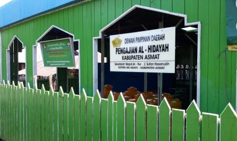 Relawan Aksi Cepat Tanggap (ACT) mengunjungi salah satu mushalah di Kampung Yausakor, Distrik Siret, Kabupaten Asmat, Rabu (7/2). 