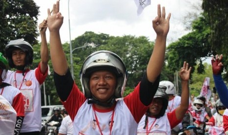 Relawan Anies Baswedan-Sandiaga Uno Rakyat (Abdi Rakyat) bergerak dari Tugu Proklamasi, Menteng, Jakarta Pusat, Sabtu (4/2) untuk mengikuti acara 'Konvoi Bahagia Jilid 2'.