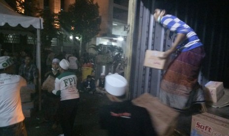 Relawan bahu-membahu dalam serah-terima bantuan logistik untuk peserta Aksi Bela Islam II di masjid Istiqlal, Jakarta, Jumat (4/11) dini hari.