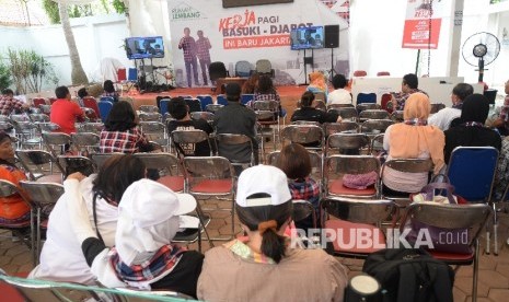 Relawan Basuki-Djarot menyaksikan proses persidangan perdana Gubernur DKI Jakarta Non-Aktif Basuki Tjahaja Purnama (Ahok) melaui layar televisi di Rumah Lembang, Jakarta, Selasa (13/12). 